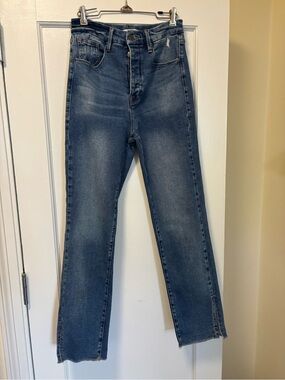 Good American Slim Straight Jeans in Faded Blue Wash
